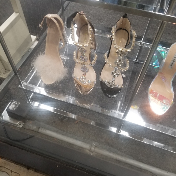 Clothing - Picture 8 of 8